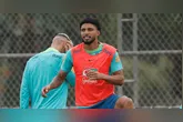 O volante Éderson foi convocado para a Copa do Mundo de 2026 após a lesão do lateral-direito Wesley.