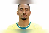 Raphinha sentiu dores na coxa direita e foi substituído por Rayan.