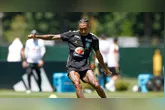Na reta final do primeiro tempo do confronto contra o Haiti, pela segunda rodada do Grupo C da Copa do Mundo 2026, Raphinha sentiu dores na perna direita e precisou deixar o campo.