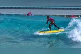 Mesmo na Inglaterra, Matheus Cunha mantém a proximidade com o surf, em piscinas de ondas artificiais.