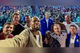 O jogador ficou responsável por registrar a foto coletiva que reuniu todas as estrelas da noite.