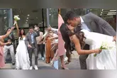 Depois da formalização do casamento, o casal recebeu a tradicional chuva de arroz dos convidados e trocou um beijo longo na saída, em celebração ao novo status.