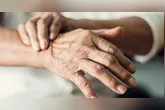Livro aborda não apenas os sintomas motores, mas também emoções, relações familiares, estigma social e impactos invisíveis da condição.