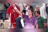 De punho levantado, o jovem brasileiro comemora o feito histórico