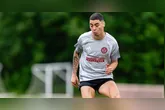 Miguel Almirón deixa o campo emocionado após ser expulso durante partida entre Paraguai e Turquia.