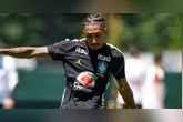 Raphinha deixa o gramado com dores na coxa direita durante jogo da Seleção Brasileira na Copa do Mundo.
