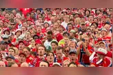 Torcedores da Noruega fazem a tradicional "remada viking", celebração inspirada nos antigos navegadores nórdicos que viralizou durante a Copa do Mundo de 2026.
