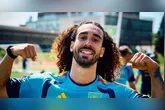 Cucurella foi um dos destaques do título espanhol na Copa do Mundo, chamando a atenção pelo futebol e pelo seu cabelo.