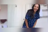Sempre carismática, a cantora surgiu usando uma camisola azul estampada, enquanto dançava