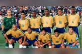 A camisa da Seleção Brasileira usada na Copa do Mundo de 1998 foi eleita pelos leitores do DOL como a mais bonita desde 1990, superando modelos históricos como os dos títulos de 1994 e 2002.