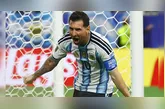 A atual campeã do torneio encara a maior sensação desta Copa do Mundo às 19h.