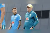 Neymar vai começar novamente no banco, mas deve ganhar mais minutos do que contra a Escócia