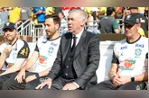 Francesco Mauri, Davide Ancelotti, Carlo Ancelotti e Paul Clement no banco de reservas do Huntington Bank Field, em Cleveland, antes do início do amistoso entre Brasil e Egito