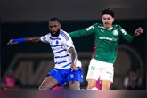 Gerson (esq), do Cruzeiro, e Maurício, do Palmeiras, disputam jogada
