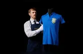 A icônica camisa de Pelé na final de 58, vendida por R$ 25 milhões.