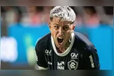 Diego Hernández recebe homenagem emocionante da torcida do Remo.