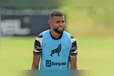 Zagueiro Castro é reintegrado após punição.
