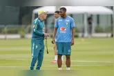 A Seleção Brasileira enfrenta a Escócia com novidades, incluindo Rayan no ataque.