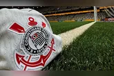 Corinthians enfrenta novo transfer ban da FIFA, impedindo registro de jogadores.