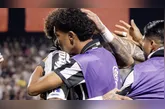 Durante o empate em 1 a 1 contra o Deportivo Recoleta, Neymar comemorou seu gol abraçando Robinho Jr