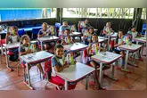 Clube do Remo leva a paixão pelo futebol a crianças do Combu com figurinhas da Copa do Mundo