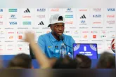 O árbitro foi chamado para analisar a jogada e anulou o gol ao identificar uma falta de Vinicius na origem do lance