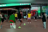 De férias nos Estados Unidos, Vitor Bueno mostrou que a intimidade com a bola continua em alta ao participar de uma brincadeira com turistas na Times Square, em Nova York.