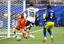 Jamal Musiala, da Alemanha, chuta a bola durante a partida do Grupo E da Copa do Mundo da FIFA 2026 entre Alemanha e Curacao, no Estadio de Houston
