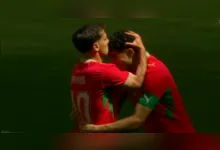 Brahím Díaz e Hakimi celebram o gol que colocou o Marrocos em vantagem no amistoso contra a Noruega, em Nova Jersey.