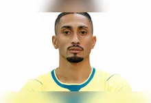 Raphinha sentiu dores na coxa direita e foi substituído por Rayan.