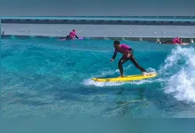 Mesmo na Inglaterra, Matheus Cunha mantém a proximidade com o surf, em piscinas de ondas artificiais.