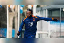 O maior artilheiro da história da seleção holandesa, Memphis Depay, iniciou a partida no banco de reservas.