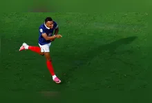 Mbappé chegou aos 7 gols na atual edição do torneio, marca que o fez empatar com o argentino Lionel Messi na artilharia do mundial deste ano.