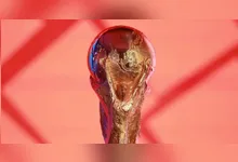 A ideia não chegou sem precedentes. Em 2025, a FIFA já havia testado o modelo na final do Mundial de Clubes, disputada também nos Estados Unidos.