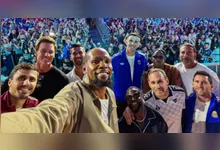 O jogador ficou responsável por registrar a foto coletiva que reuniu todas as estrelas da noite.