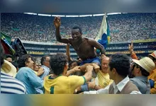 Pelé foi carregado após ganhar a terceira e última Copa da carreira