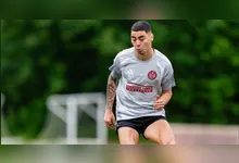 Miguel Almirón deixa o campo emocionado após ser expulso durante partida entre Paraguai e Turquia.