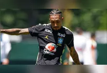 Raphinha deixa o gramado com dores na coxa direita durante jogo da Seleção Brasileira na Copa do Mundo.