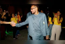 Neymar não viajará para o amistoso contra o Egito e continuará recuperação em Nova Jersey. Expectativa de retorno para a Copa do Mundo.