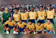 A camisa da Seleção Brasileira usada na Copa do Mundo de 1998 foi eleita pelos leitores do DOL como a mais bonita desde 1990, superando modelos históricos como os dos títulos de 1994 e 2002.