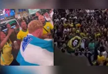 Bandeira dos times paraenses aparecem em maio a multidão em clima de festa.
