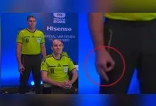 O árbitro Shaun Evans é acusado de realizar gesto polêmico durante a transmissão da Copa do Mundo.