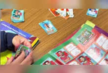 Escola de Porto Alegre cria regras para troca de figurinhas da Copa e transforma brincadeira em ferramenta de aprendizagem.