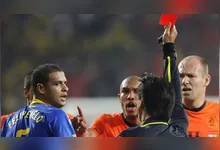 Felipe Melo é expulso após pisar em Arjen Robben, em um lance polêmico durante a virada da Holanda sobre o Brasil nas quartas de final da Copa do Mundo de 2010.