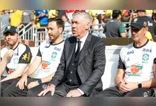 Francesco Mauri, Davide Ancelotti, Carlo Ancelotti e Paul Clement no banco de reservas do Huntington Bank Field, em Cleveland, antes do início do amistoso entre Brasil e Egito