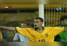 Denílson comemora um de seus dois gol marcados em amistoso de 1997