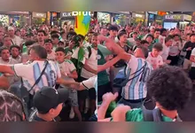 Torcedores da Argentina e Argélia se confrontam em Times Square, Nova York, horas antes do jogo da Copa do Mundo.