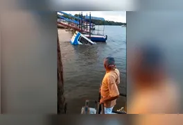 Veículo parcialmente submerso nas águas do rio logo após a queda; registro mostra o momento dramático em que os sobreviventes usam as janelas para escapar.