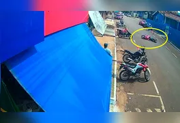 Movimentação na Avenida Lauro Sodré, em frente à Escola Assis Rios, logo após o acidente que deixou uma motociclista ferida na tarde de terça-feira.