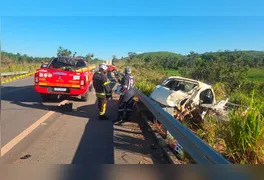 Destruição na BR-422: colisão frontal entre picape e carro de passeio mobilizou equipes de resgate e interrompeu o trânsito na rodovia.